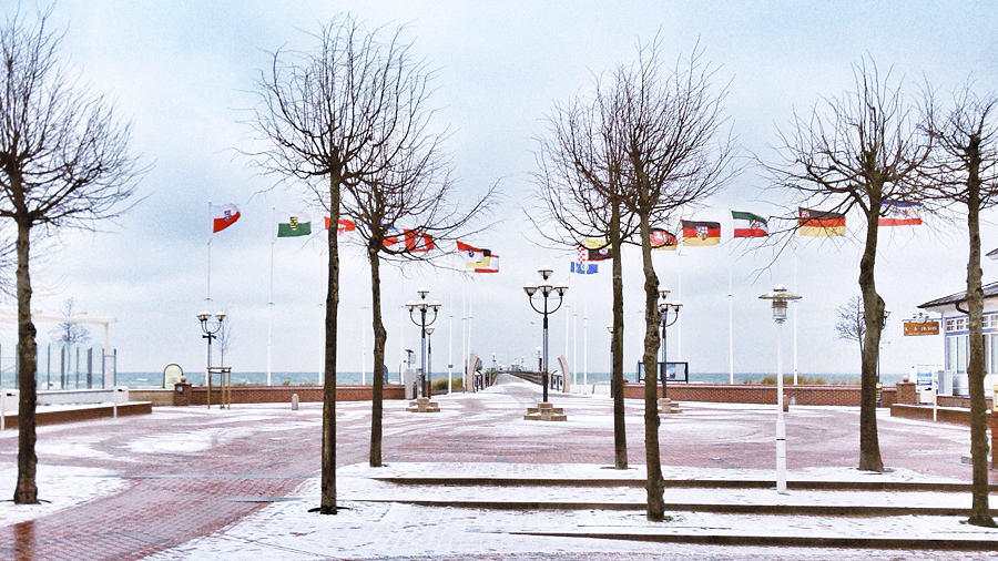 Grömitz Seebrückenplatz mit etwas Schnee