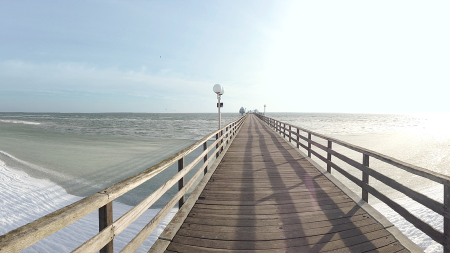 Grömitz - Seebrücke mit vereister Ostsee