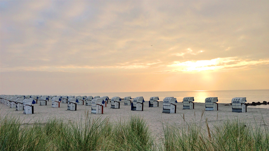 Grömitz - Strandkörbe am Morgen